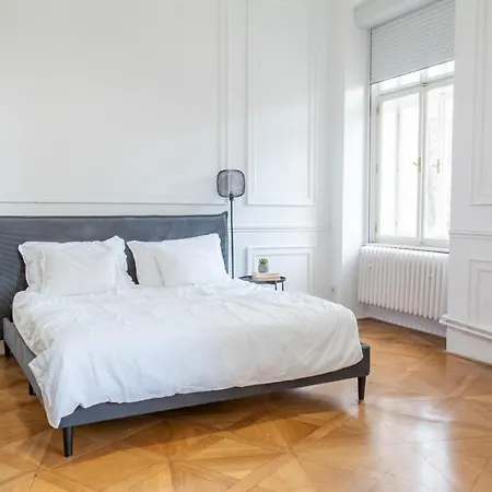 Spacious By Wenceslas Square & National Museum * Praga