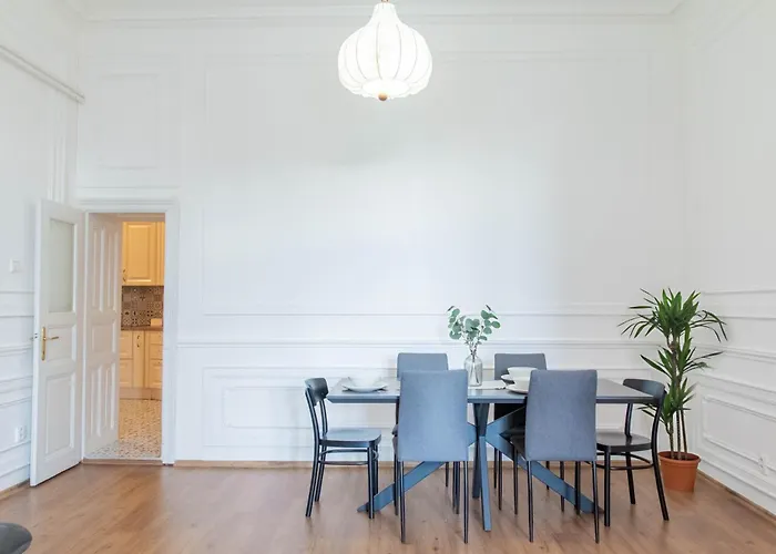 Spacious By Wenceslas Square & National Museum Apartment Prague